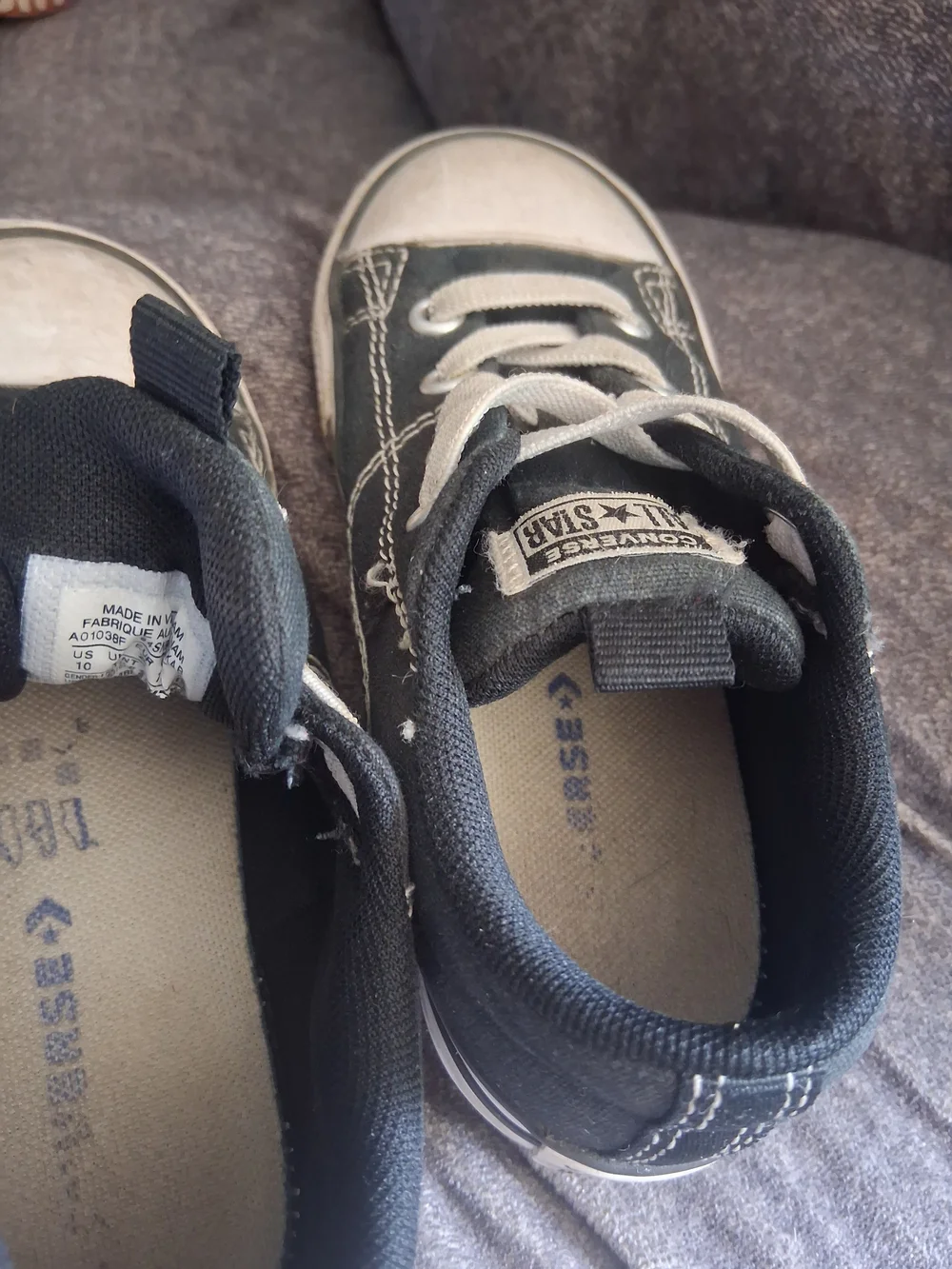 Used Converse Toddler Black and White Low Top Sneakers Size 10